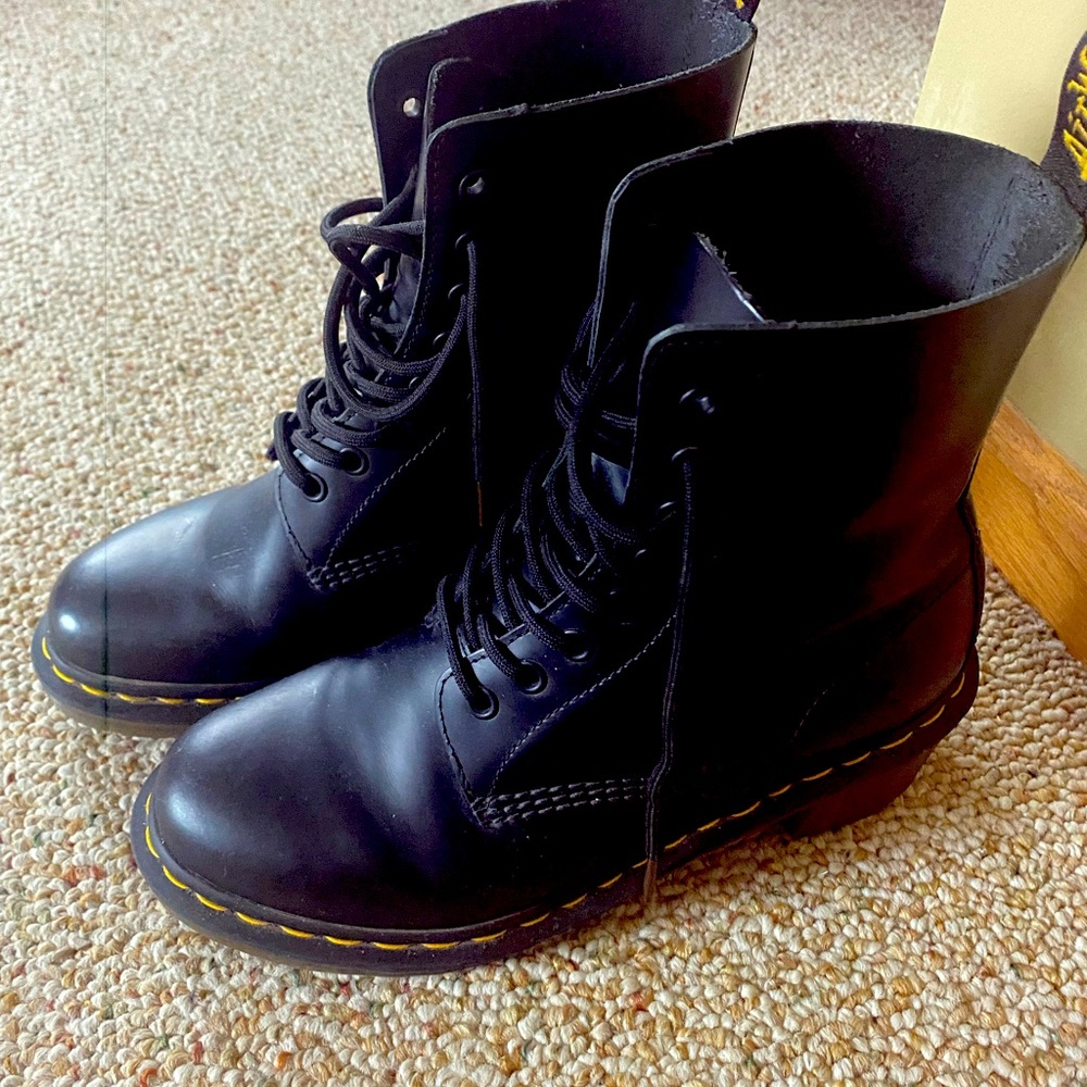 Size 8 Doc Martens. Great used condition with barely any scuff marks ( see pics)